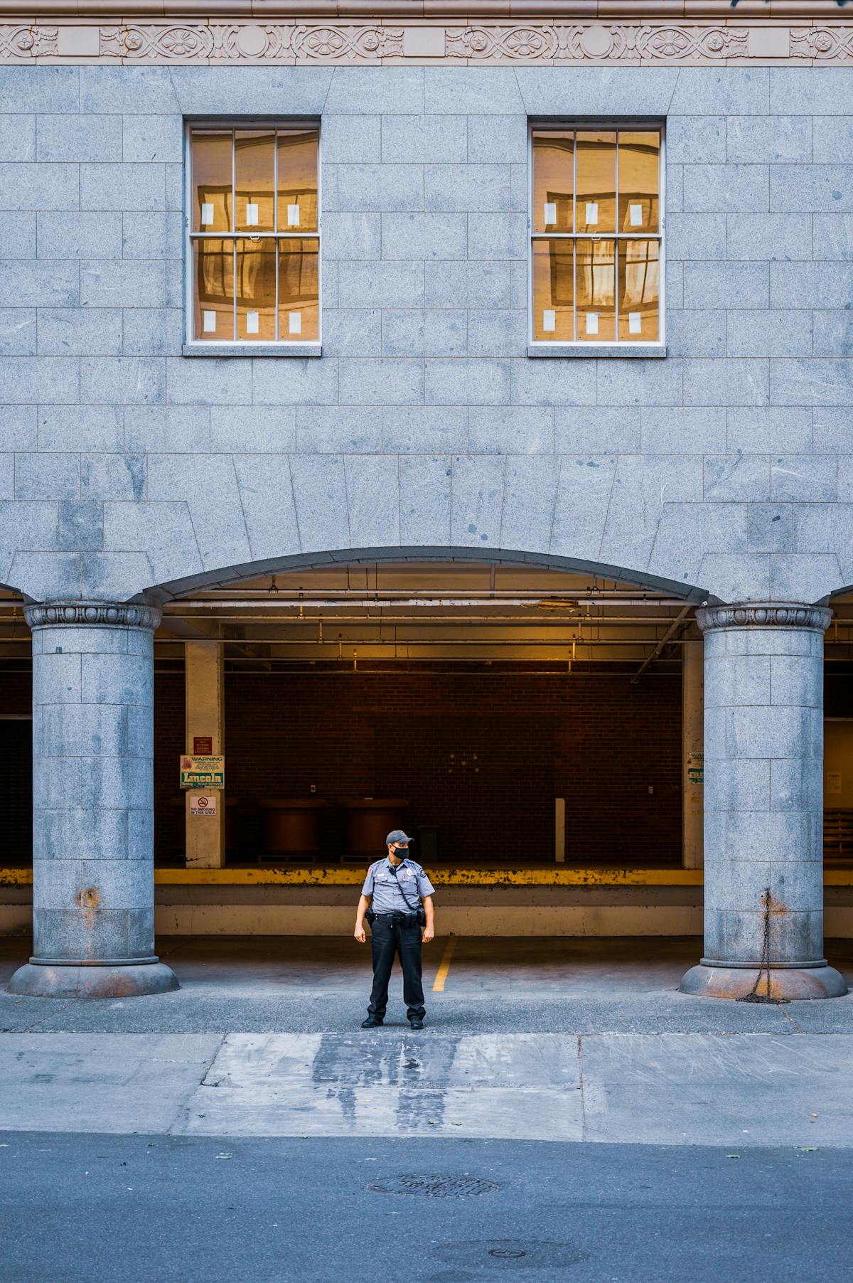 Охранник на посту у здания