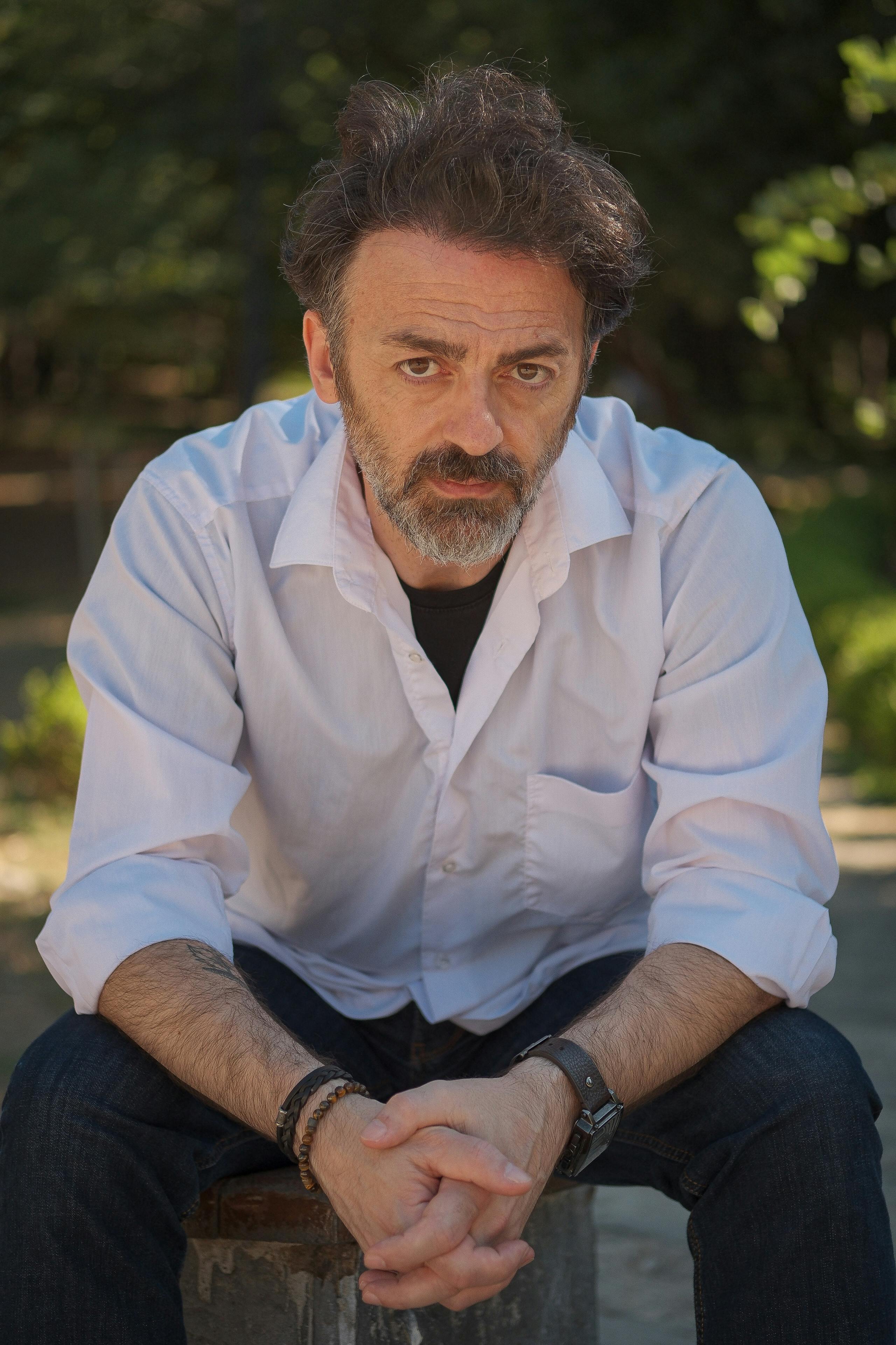 Мужчина в светлой рубашке на улице