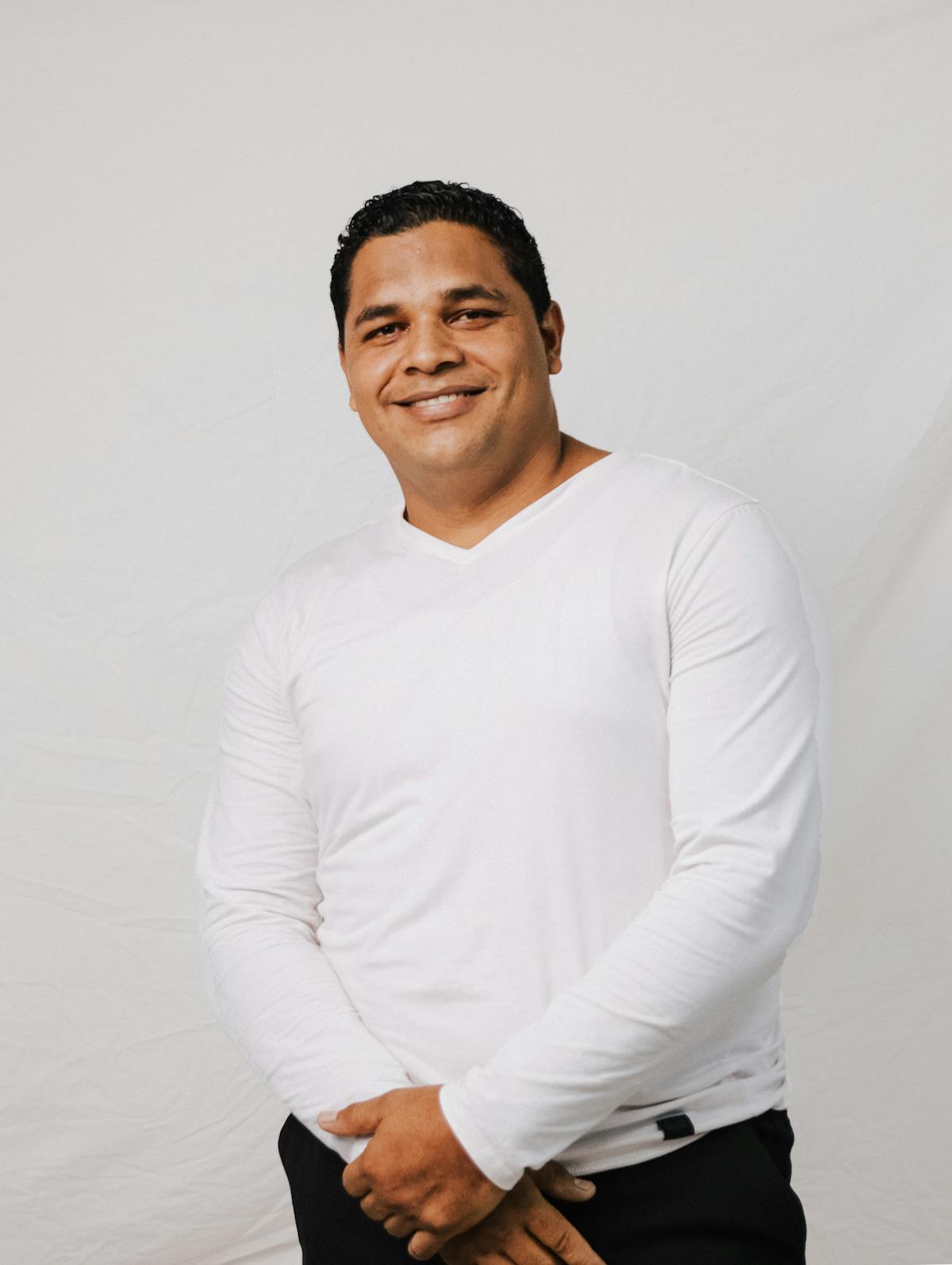 Мужчина в светлой одежде